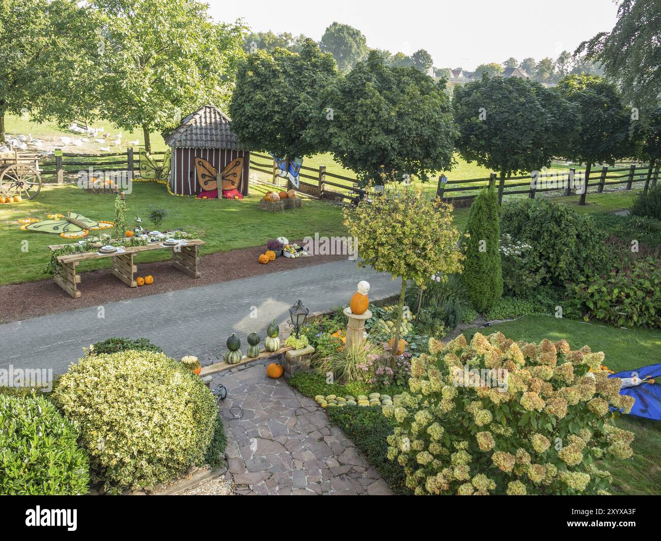 Jardin luxuriant décoré en automne avec des citrouilles et un petit théâtre en bois avec des motifs de papillon, borken, muensterland, Allemagne, Europe Banque D'Images