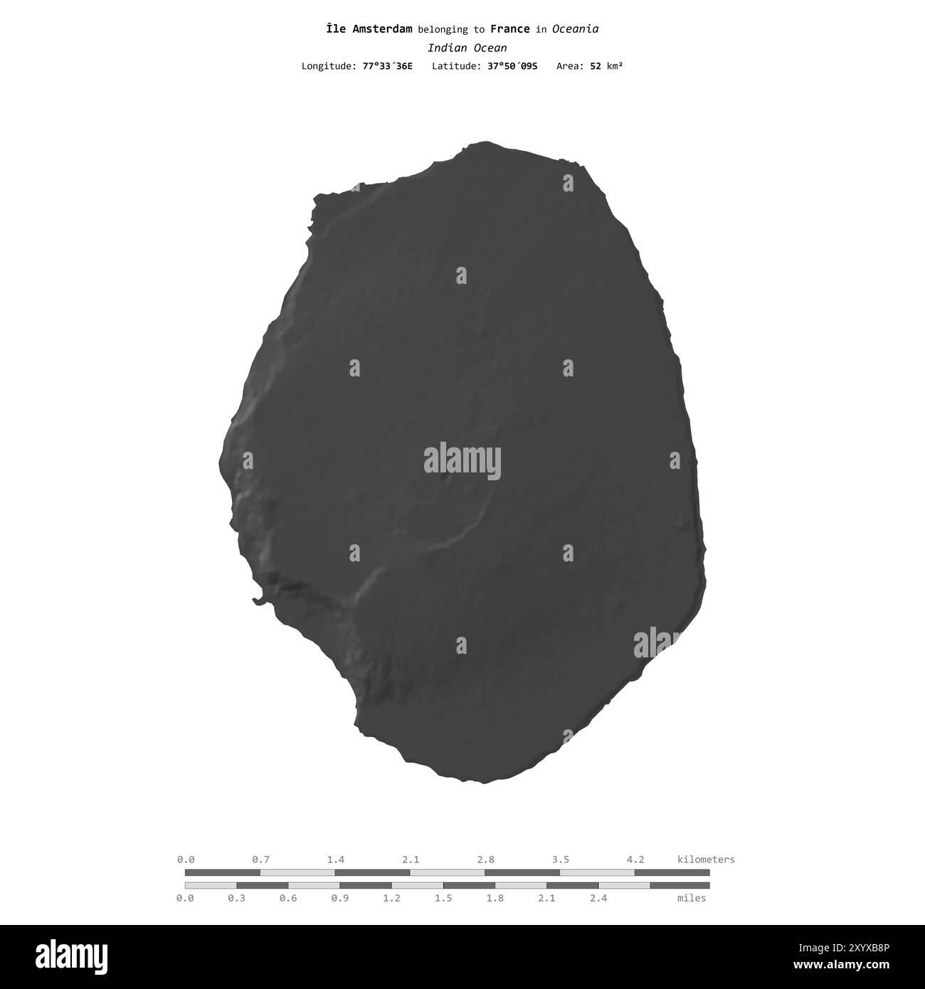 Ile Amsterdam dans l'Océan Indien, appartenant à la France, isolée sur une carte d'altitude à deux niveaux, avec échelle de distance Banque D'Images