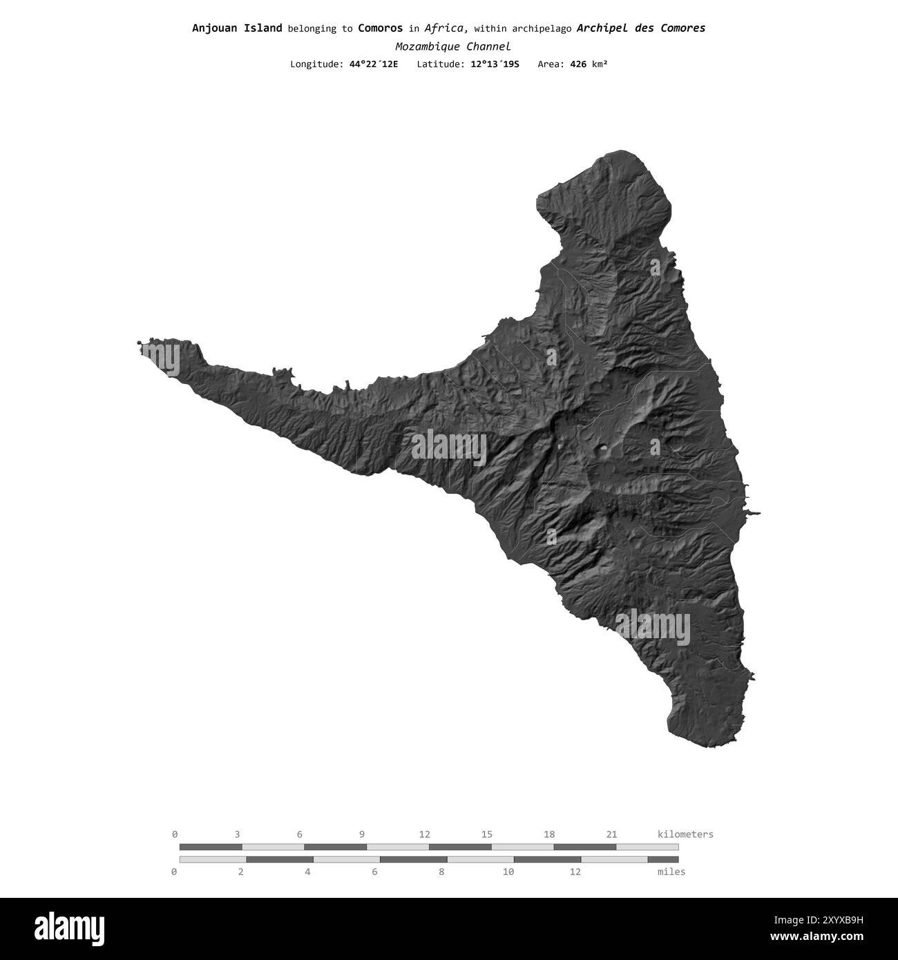 Île d'Anjouan dans le canal du Mozambique, appartenant aux Comores, isolée sur une carte d'altitude à deux niveaux, avec échelle de distance Banque D'Images