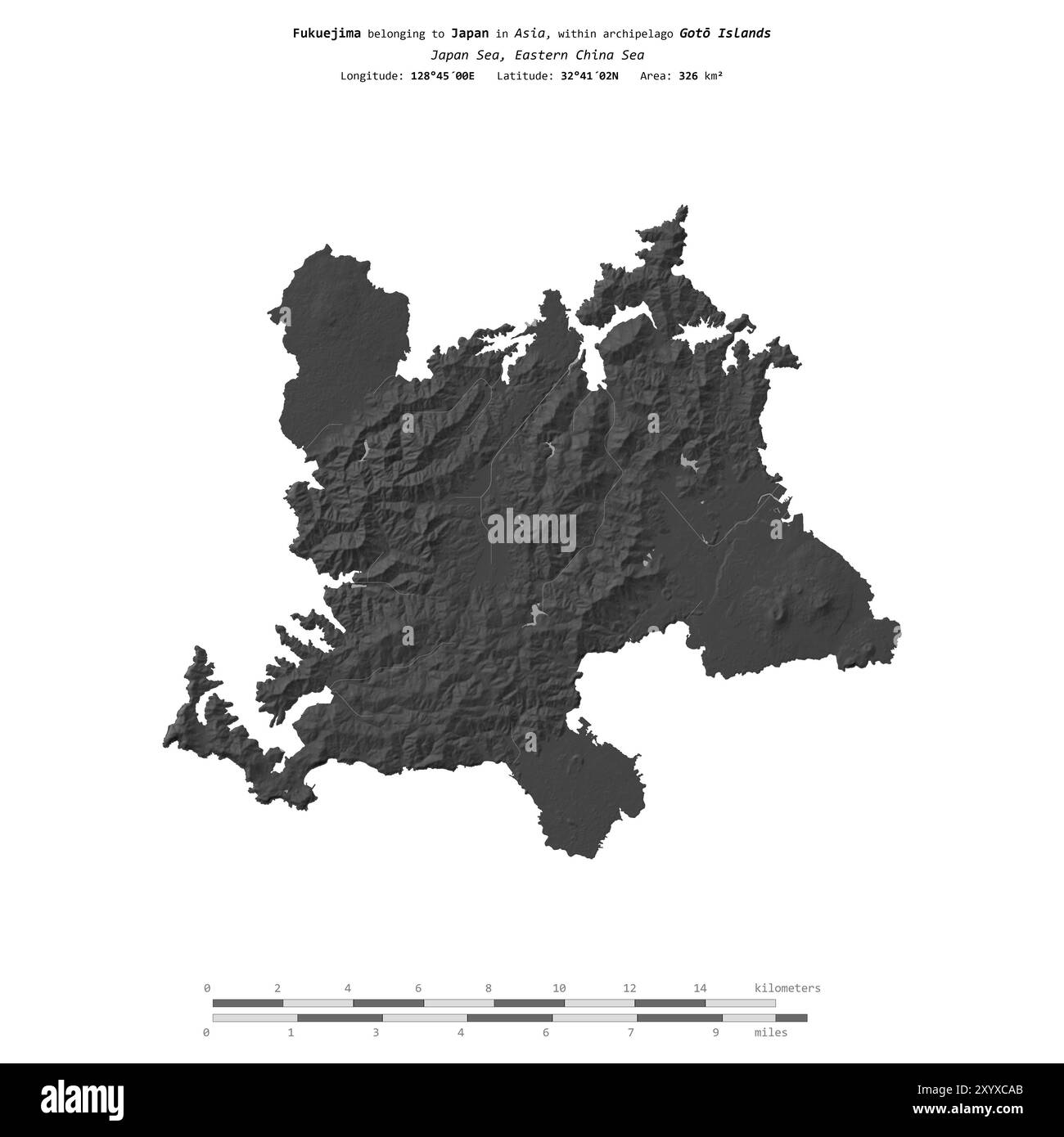 Fukuejima dans la mer du Japon, appartenant au Japon, isolé sur une carte d'altitude à deux niveaux, avec échelle de distance Banque D'Images