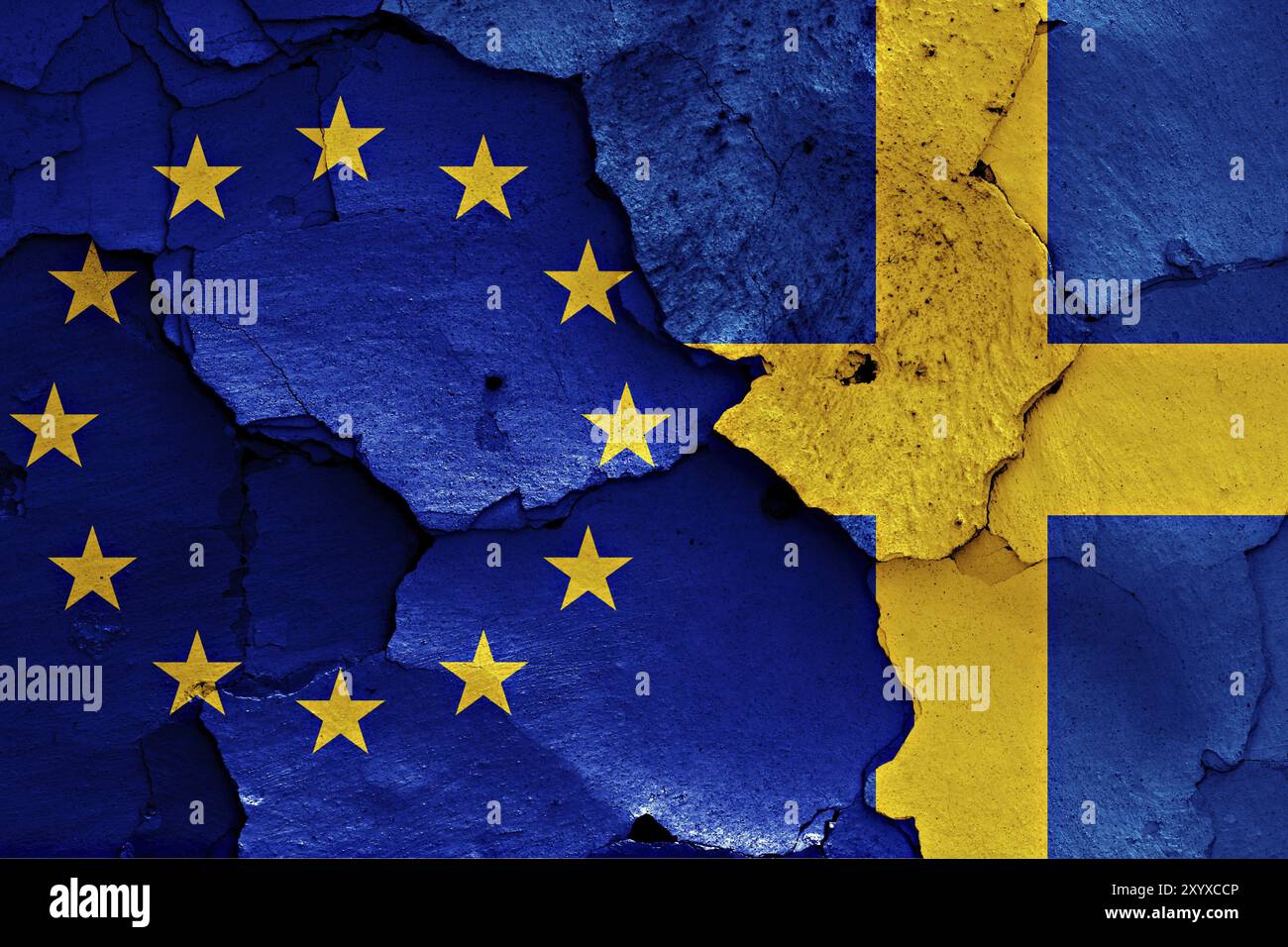 Drapeaux de l'UE et de la Suède peints sur un mur fissuré Banque D'Images
