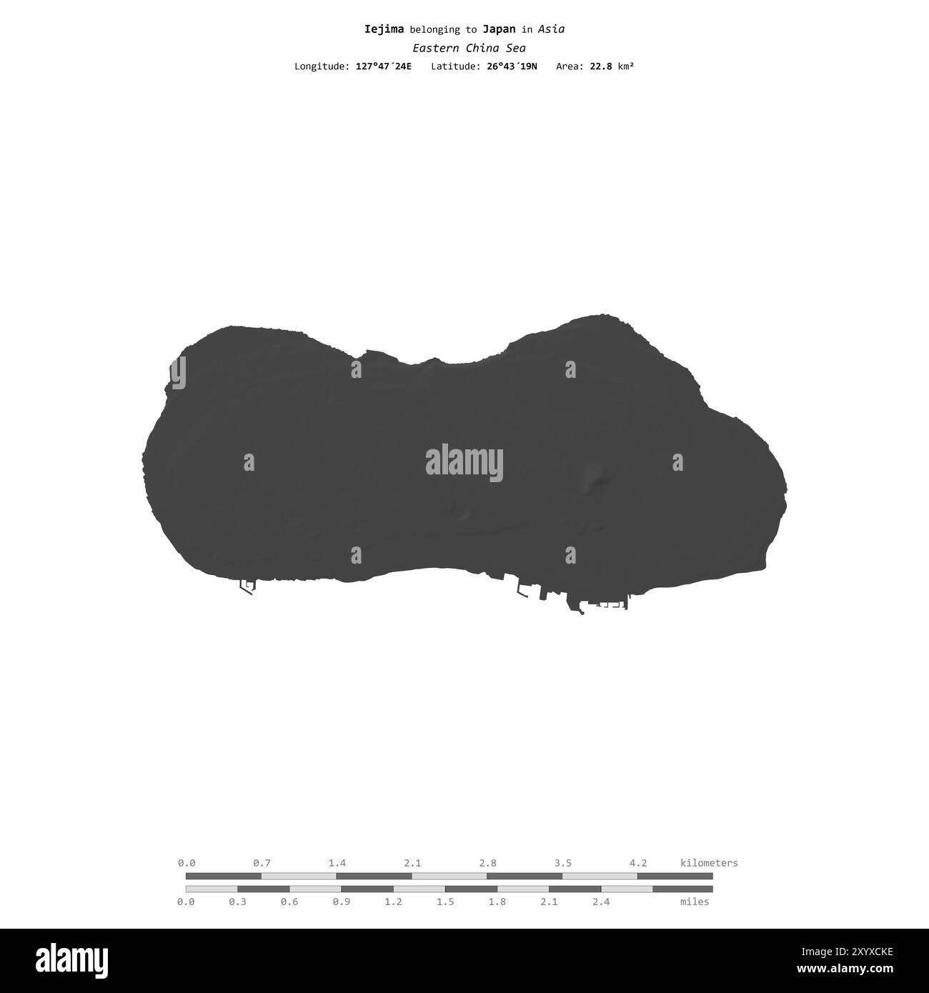 Iejima dans la mer de Chine orientale, appartenant au Japon, isolé sur une carte d'altitude à deux niveaux, avec échelle de distance Banque D'Images