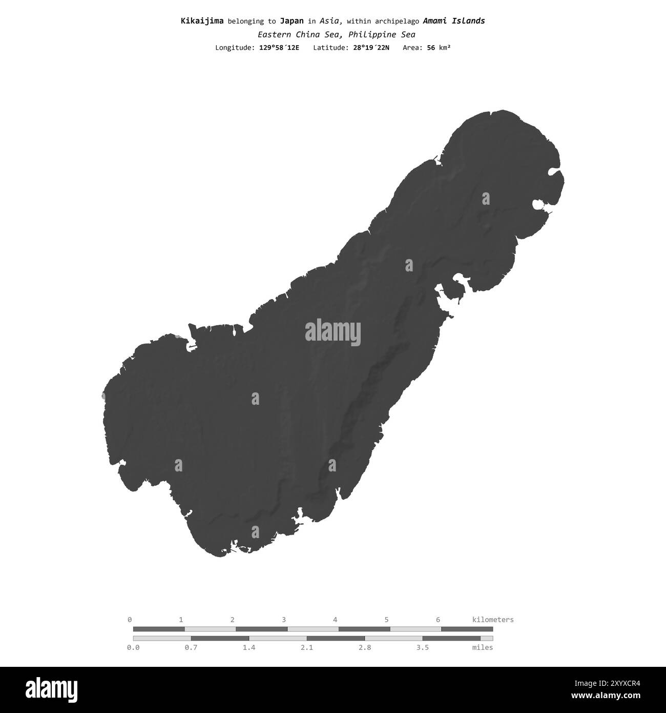 Kikaijima dans la mer des Philippines, appartenant au Japon, isolé sur une carte d'altitude à deux niveaux, avec échelle de distance Banque D'Images