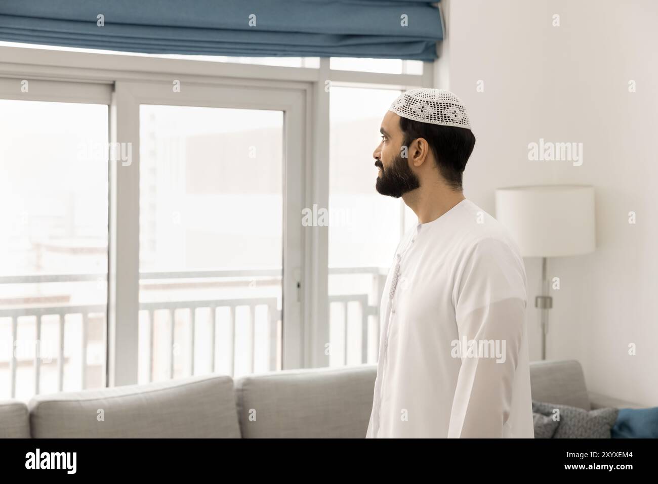 Réfléchi sérieux homme du moyen-Orient posant dans l'appartement de la maison Banque D'Images