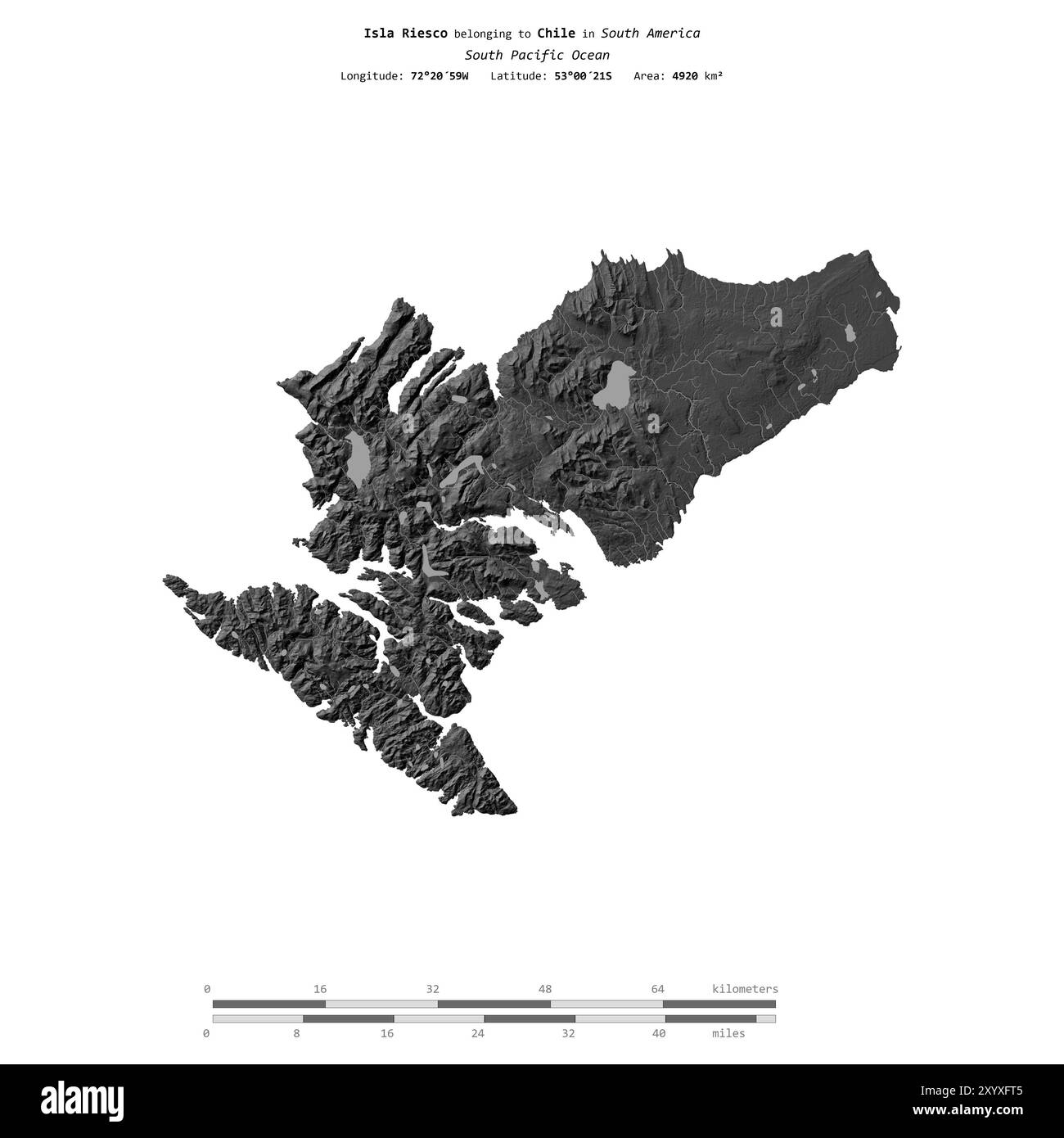 Isla Riesco dans l'océan Pacifique Sud, appartenant au Chili, isolé sur une carte d'altitude à deux niveaux, avec échelle de distance Banque D'Images