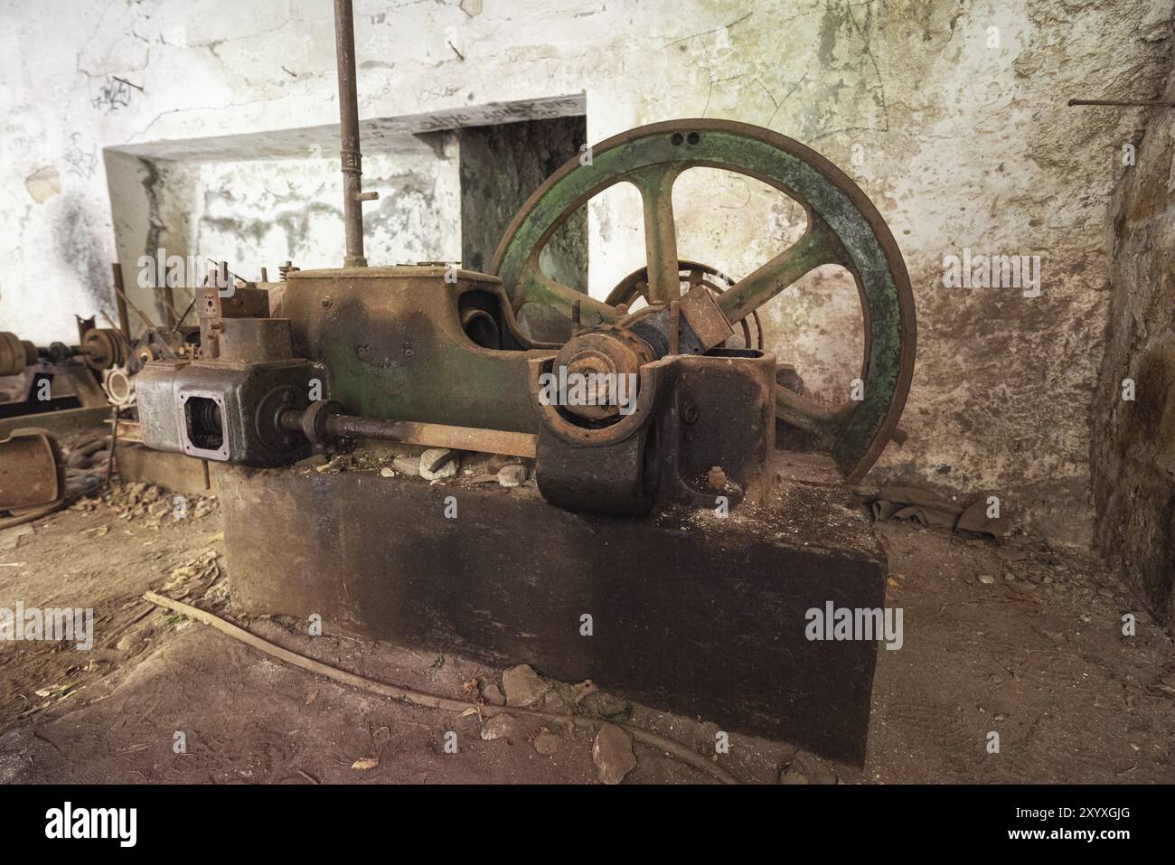 Vieilles machines-outils industrielles abandonnées et équipements métalliques rouillés dans une usine abandonnée Banque D'Images