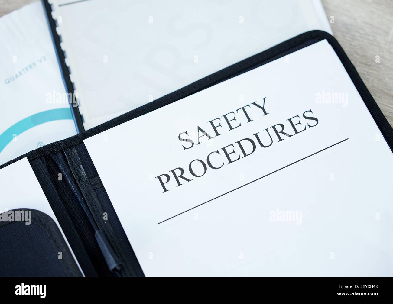 Documents, sécurité au travail et procédures avec politique de directives d'urgence, de santé ou de conformité en gros plan. Papier, protection et règles sur le bureau pour Banque D'Images