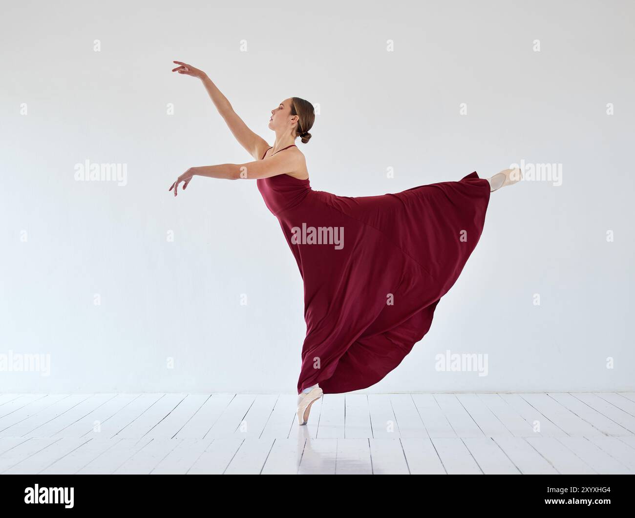 Femme, ballet et performance art en studio, apprentissage de la danse et pratique la répétition en robe élégante. Personne, danseuse et fille forte pour l'équilibre Banque D'Images