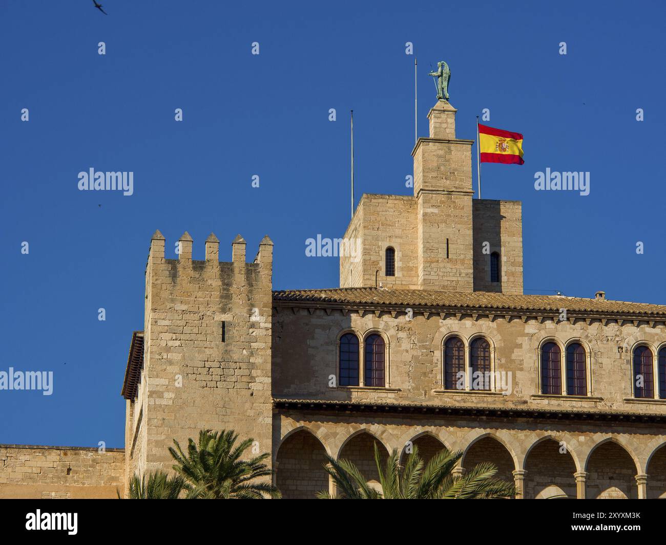 Toit d'un château avec drapeau espagnol et ciel bleu en arrière-plan, palma de Majorque, majorque, îles baléares, espagne Banque D'Images