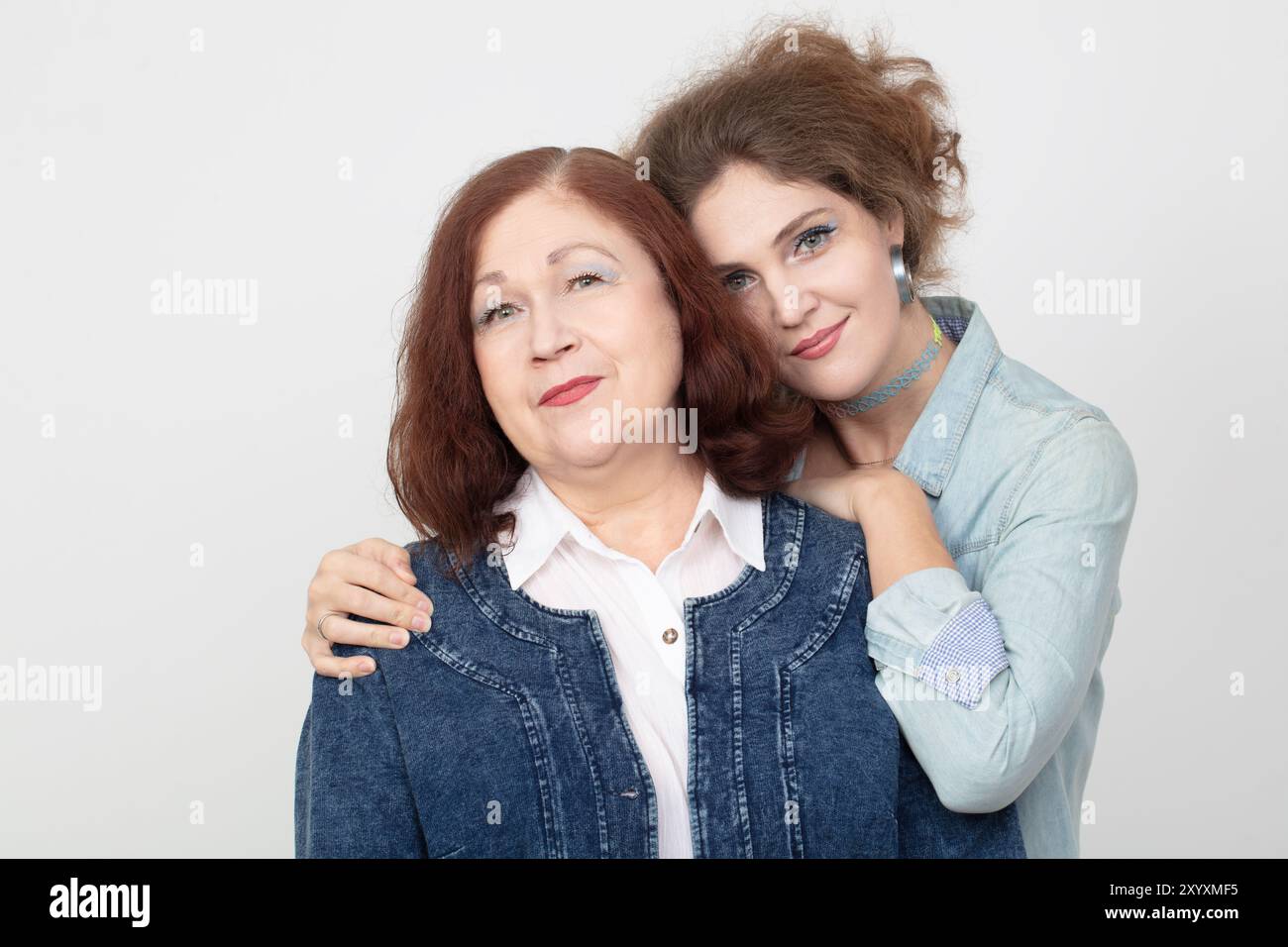 Une mère âgée et une fille adulte regardent la caméra. La belle-mère et la jeune mariée câlin. Banque D'Images