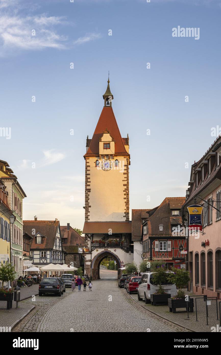 Vue de l'autre côté de la rue principale du Kinzigtor, tour historique de la ville et point de repère dans le centre historique de Gengenbach, Ortenaukreis, Bade-Wuerttemberg, Banque D'Images