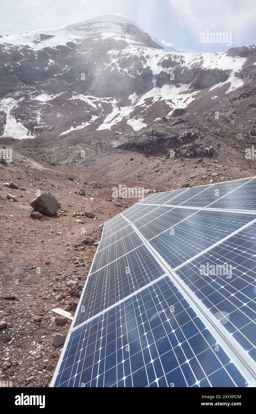 Panneaux photovoltaïques avec le volcan Chimborazo en arrière-plan, foyer sélectif, Équateur Banque D'Images