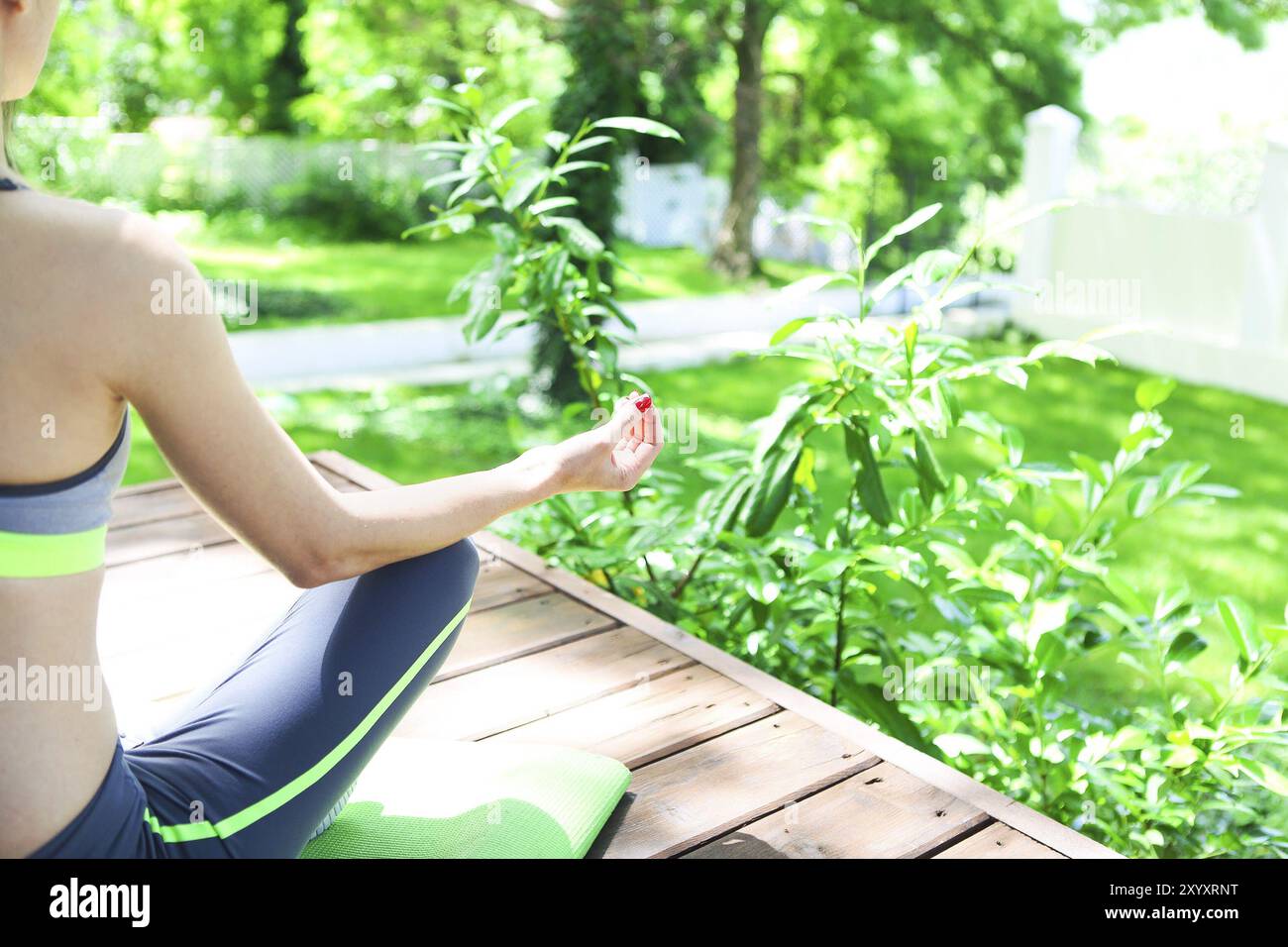 Young blonde woman doing yoga asana dans l'extérieur moning Banque D'Images