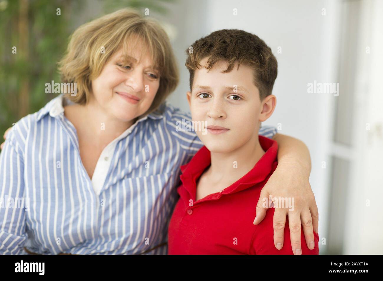 L'âge de mi-femme avec teen boy. Concept de famille heureuse Banque D'Images