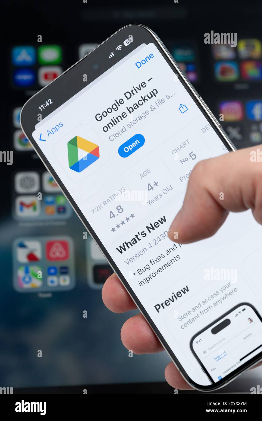 New York, États-Unis - 5 août 2024 : smartphone en main avec l'application Google Drive sur l'écran macro gros plan avec arrière-plan flou Banque D'Images