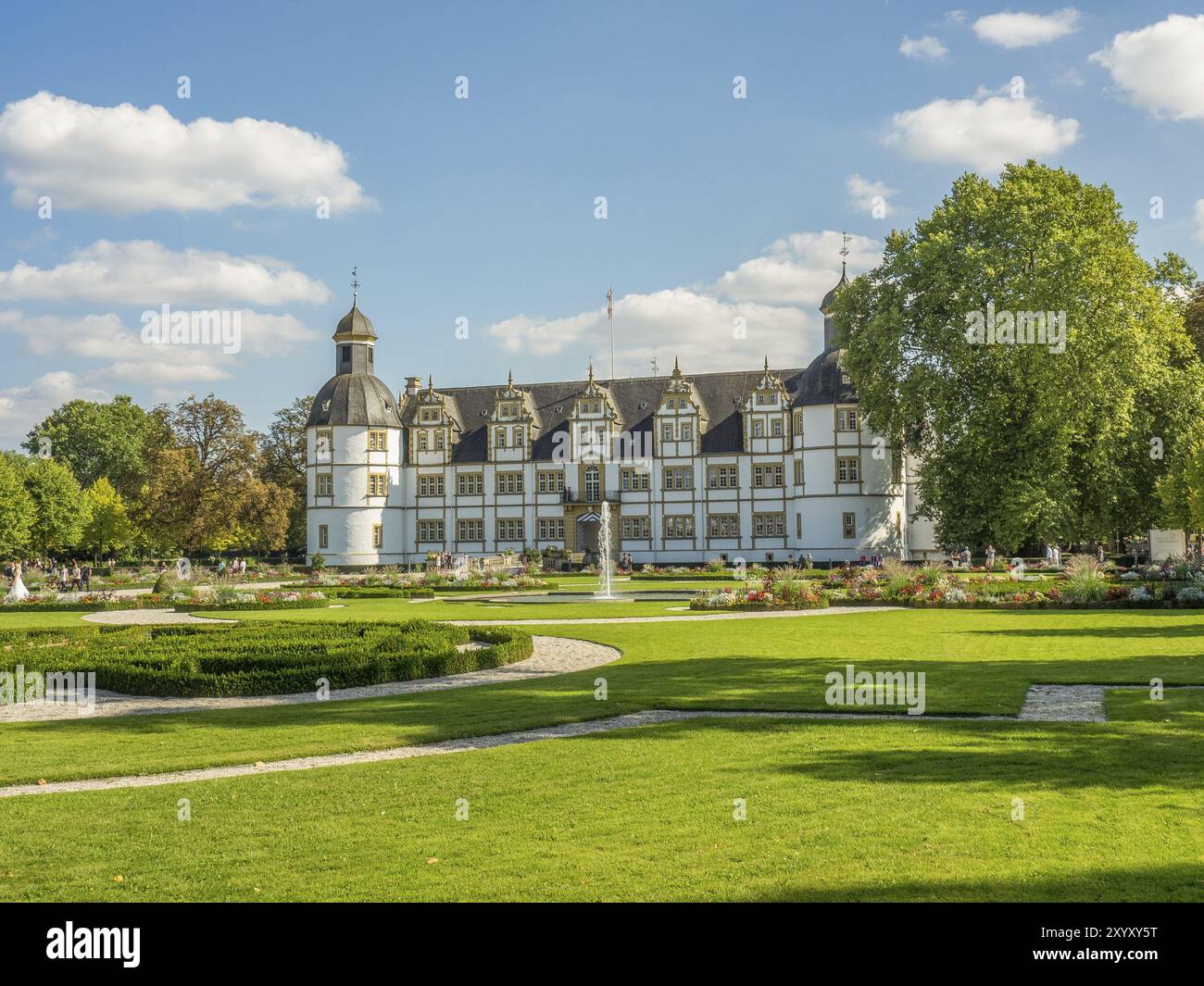 Grand château historique en arrière-plan d'un espace vert spacieux et bien entretenu avec une fontaine, Schloss Neuhaus, Allemagne, Europe Banque D'Images