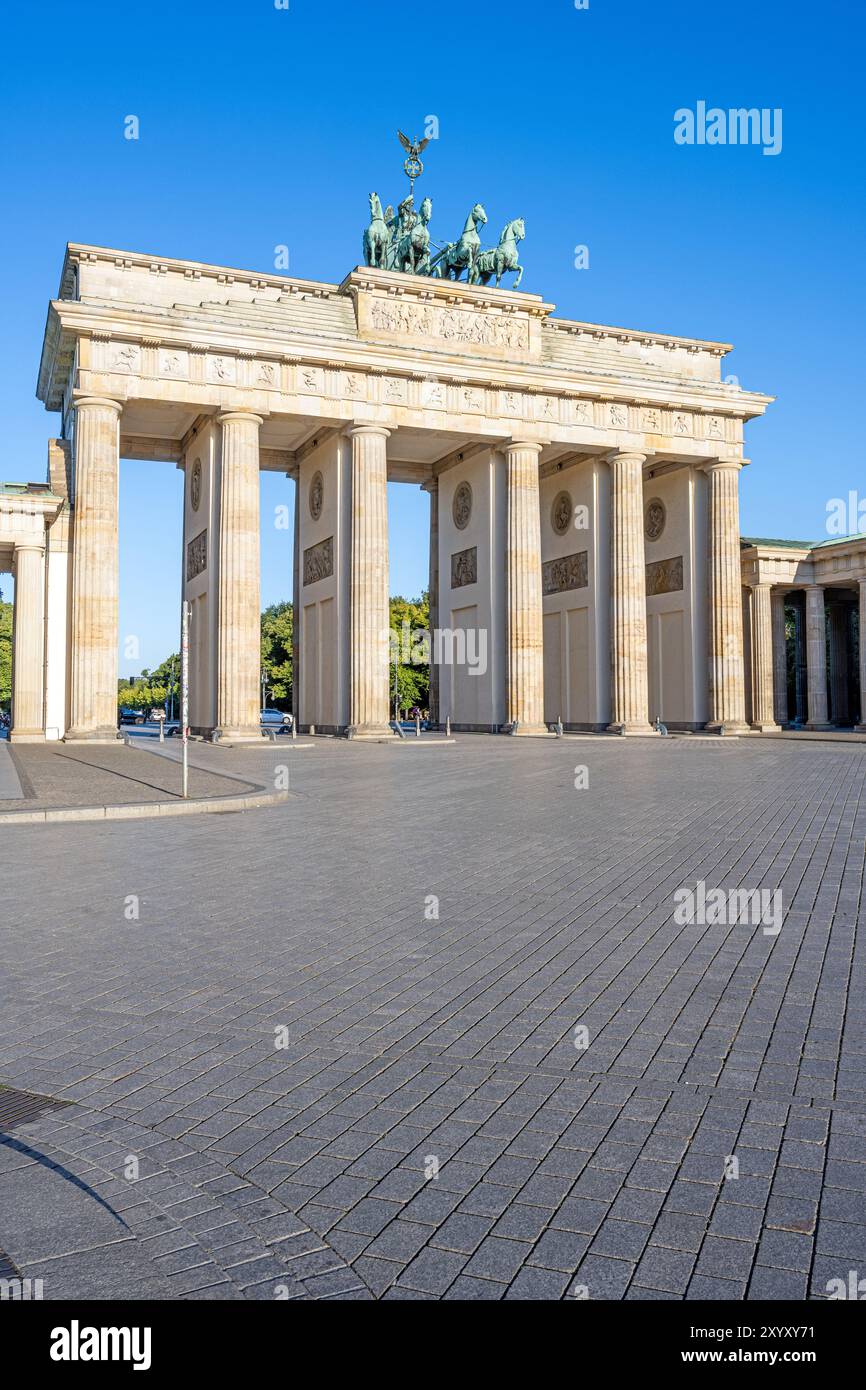 La célèbre porte de Brandebourg à Berlin tôt le matin sans personne Banque D'Images