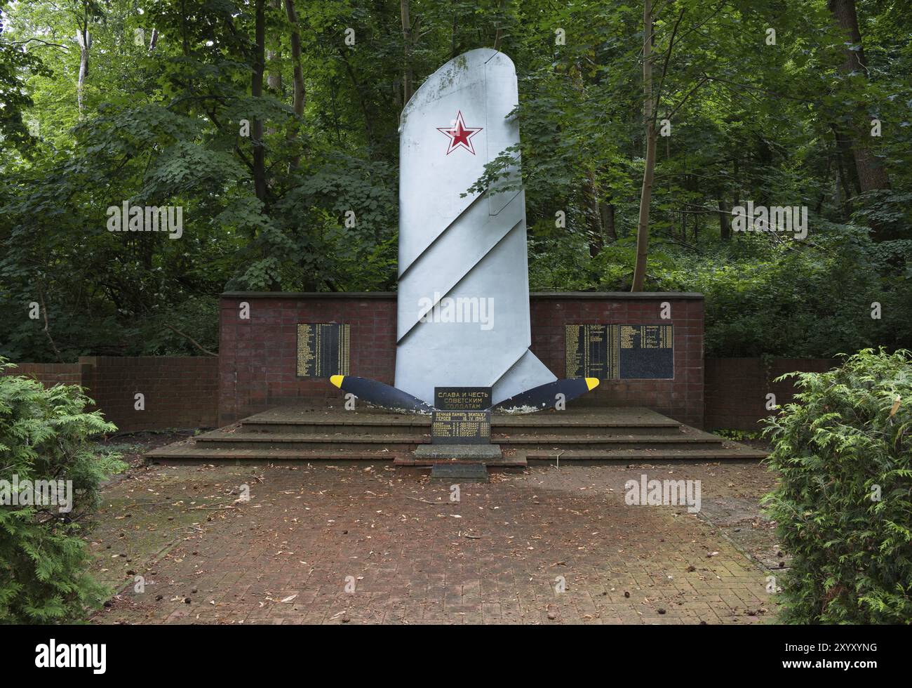 Monument aux soldats de l'Armée rouge à Buckow, Maerkische Schweiz, district de Maerkisch-Oderland, Brandebourg, Allemagne, conçu sous la forme d'un Figh MiG-17 Banque D'Images