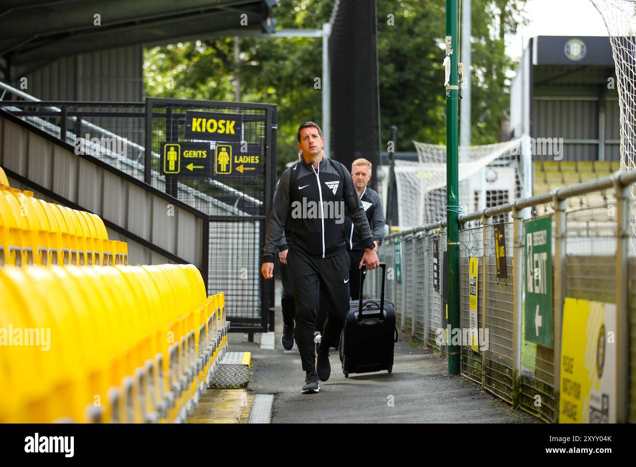 The Exercise Stadium, Harrogate, Angleterre - 31 août 2024 L'arbitre Scott Simpson arrive au Exercise Stadium - avant le match Harrogate Town v Barrow, EFL League 2, 2024/25, au Exercise Stadium, Harrogate, Angleterre - 31 août 2024 crédit : Mathew Marsden/WhiteRosePhotos/Alamy Live News Banque D'Images