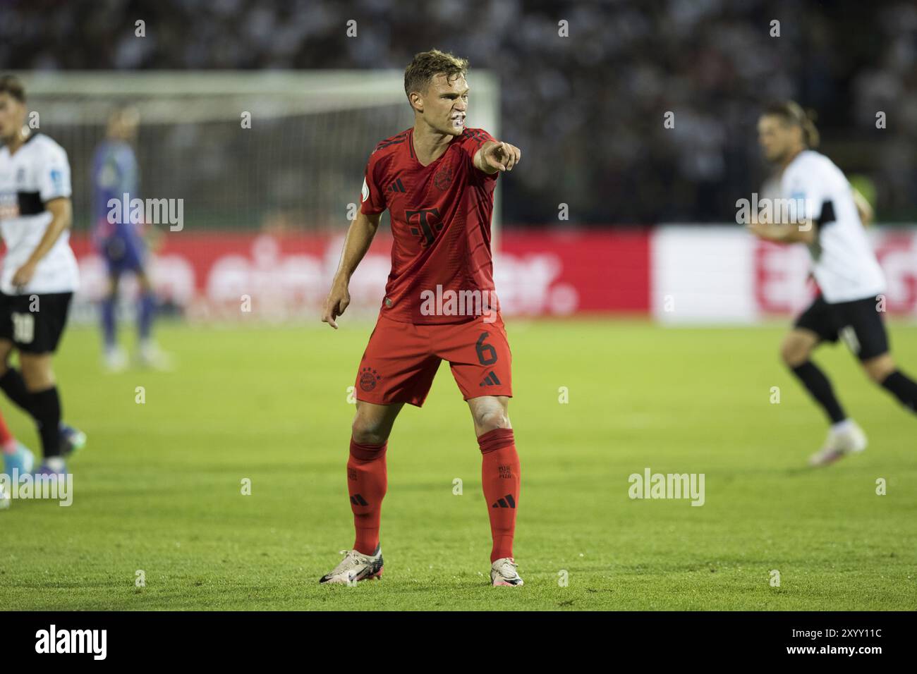 Match de football, Joshua KIMMICH FC Bayern Munich montre avec son bras droit dans quelle direction aller, stade de football Donaustadion, Ulm, Allemagne, Europe Banque D'Images