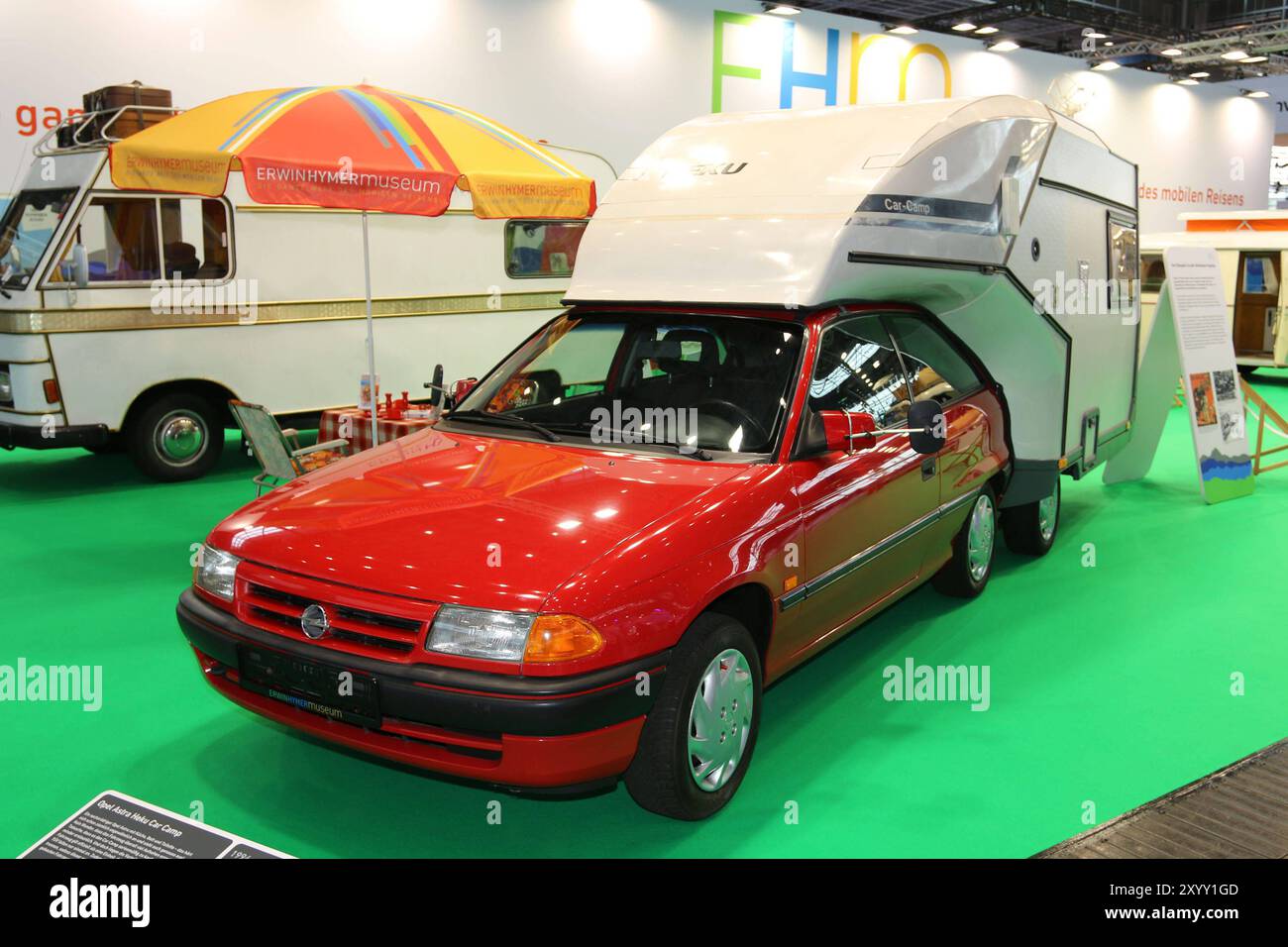 Opel Astra Heku car Camp Baujahr 1994, Oldtimer, Astra F am Stand des Erwin Hymer Museum, Caravan salon Düsseldorf 31.08. - 08.09.2024, Fachbesuchertag 30.08.2024, Messe für, Weltleitmesse Düsseldorf mobiles Reisen, weltgrößte Messe für Reisemobile und Caravans, Camping & Caravaning, mobiler Urlaub, Düsseldorf d *** Opel Astra Heku car Camp année 1994, voiture classique, Astra F sur le stand du musée Erwin Hymer, caravan salon Düsseldorf 31 08 09 2024, journée des visiteurs professionnels 30 08 2024, Messe Düsseldorf, salon de l'automobile et des plus grand salon du commerce des maisons mobiles Banque D'Images