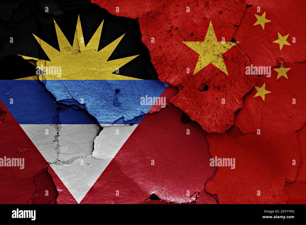 Drapeaux d'Antigua-et-Barbuda et de Chine peints sur un mur fissuré Banque D'Images