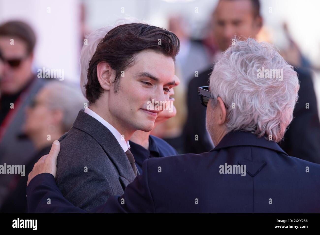 Louis Partridge et Alfonso Cuaron assistent à un tapis rouge pour « Disclaimer - Chapter 5-7 » lors du 81e Festival international du film de Venise le 30 août, Banque D'Images