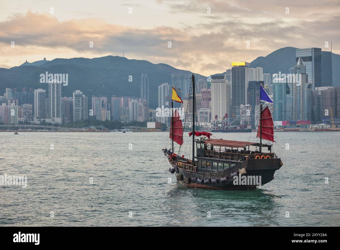 Vue sur la ville de Hong Kong à la baie Victoria avec des bateaux à rames et un quartier des affaires de gratte-ciel Banque D'Images