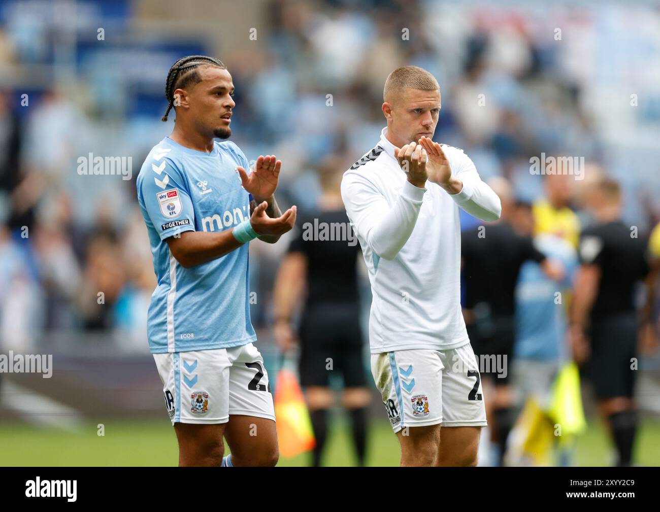 Jake Bidwell de Coventry City (à droite) et Joel Latibeaudiere de Coventry City (à gauche) remercient les fans après le match du Sky Bet Championship à la Coventry Building Society Arena, Coventry. Date de la photo : samedi 31 août 2024. Banque D'Images