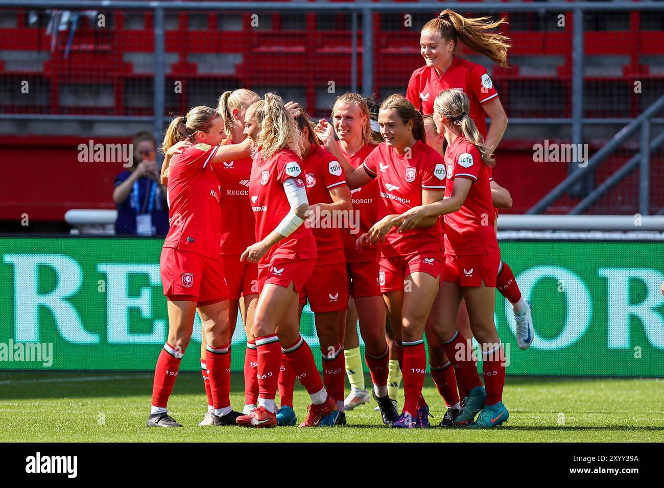 ENSCHEDE - Kayleigh van Dooren du FC Twente Women (m) reçoit des félicitations après avoir marqué 4-1 points lors du match de Super Coupe féminine entre le FC Twente et l'AFC Ajax au Stadion de Grolsch Veste le 31 août 2024 à Enschede, pays-Bas. ANP VINCENT JANNINK Banque D'Images