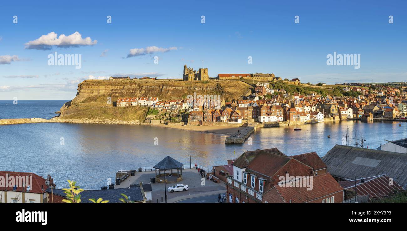 Whitby, North Yorkshire, Angleterre, Royaume-Uni - 12 septembre 2018 : vue vers la ville et Saint Mary's de la terrasse est Banque D'Images