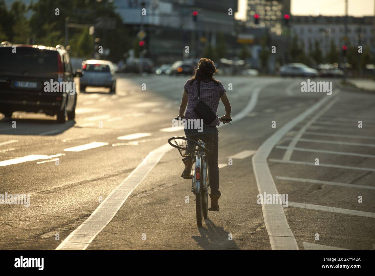 BERLIN, ALLEMAGNE, 09 JUILLET : personne conduisant un vélo dans une rue à Berlin le 09 juillet 2013 à Berlin, Allemagne, Europe Banque D'Images