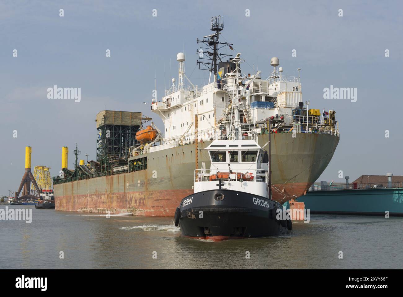 Navire de dragage Sandpiper remorqué dans le bassin de retournement à Bremerhaven. Navire Sandpiper remorqué dans le port Banque D'Images