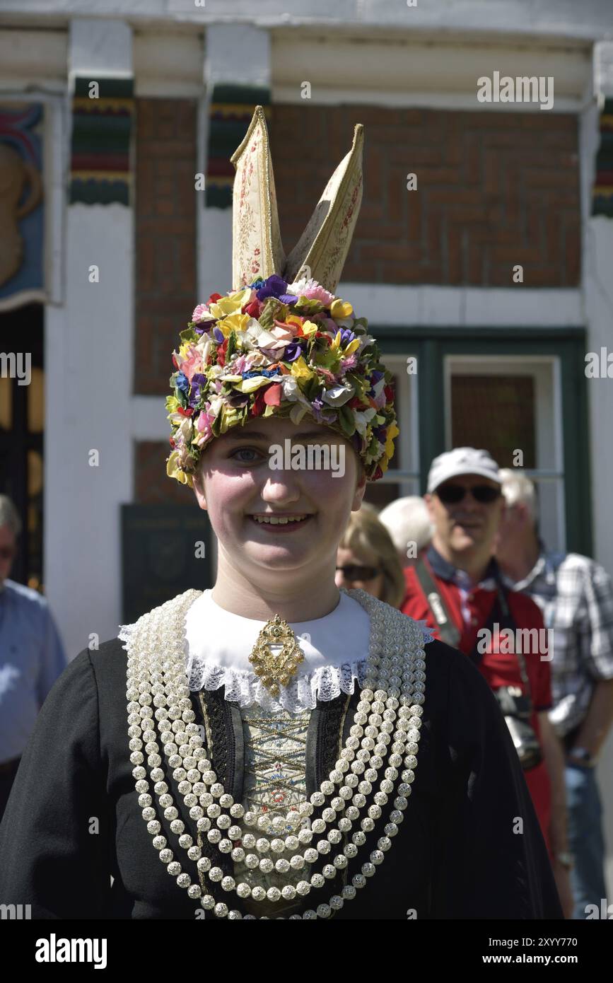 Europe, Allemagne, basse-Saxe, Altes Land, Jork, Festival de la Reine des fleurs, Reine des fleurs 2016 Hilke Loesing, costume traditionnel, winge Banque D'Images