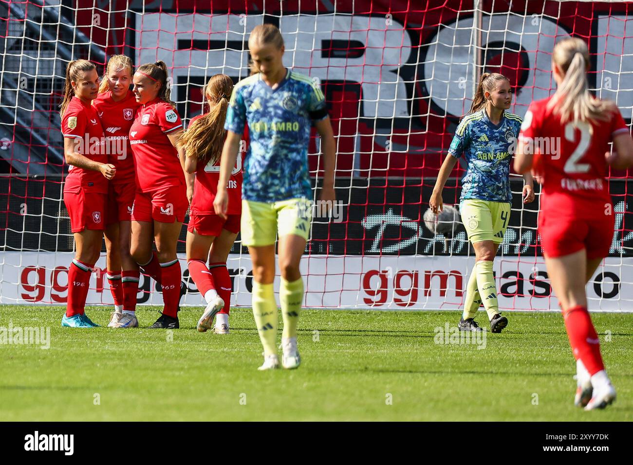 ENSCHEDE - Jaimy Ravensbergen du FC Twente Women (m) reçoit les félicitations après avoir marqué 5-1 points lors du match de Super Coupe féminine entre le FC Twente et l'AFC Ajax au Stadion de Grolsch Veste le 31 août 2024 à Enschede, pays-Bas. ANP VINCENT JANNINK Banque D'Images