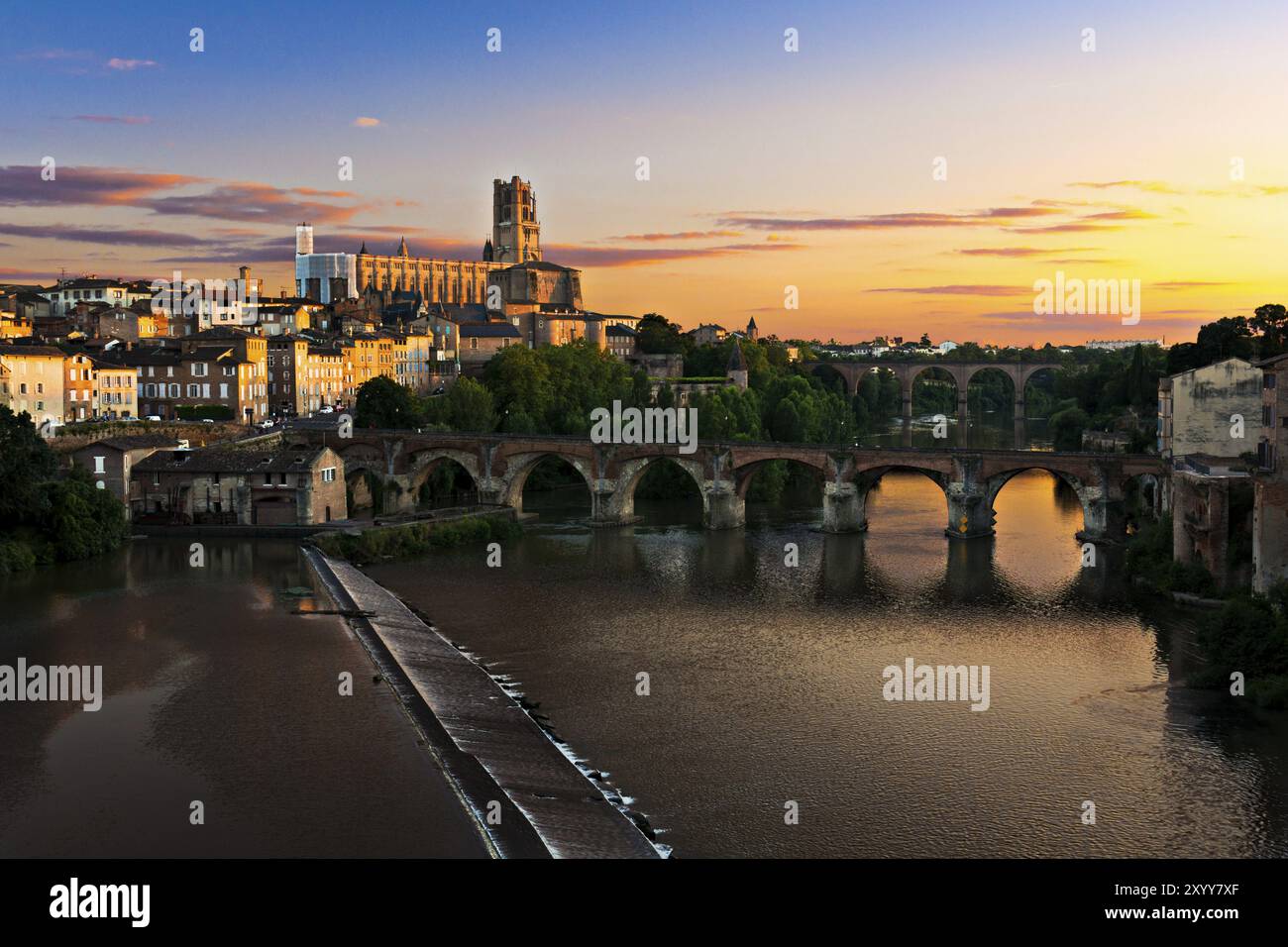 Paysage urbain de la ville d'Albi en France au coucher du soleil Banque D'Images