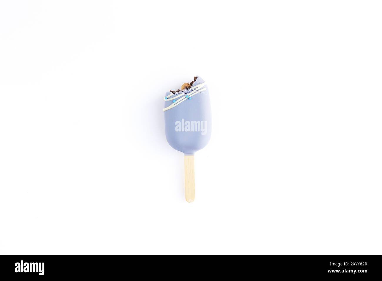 Glace biscuit bleu isolé mordu sur un bâton sur fond blanc. Pose à plat avec de la crème glacée Banque D'Images