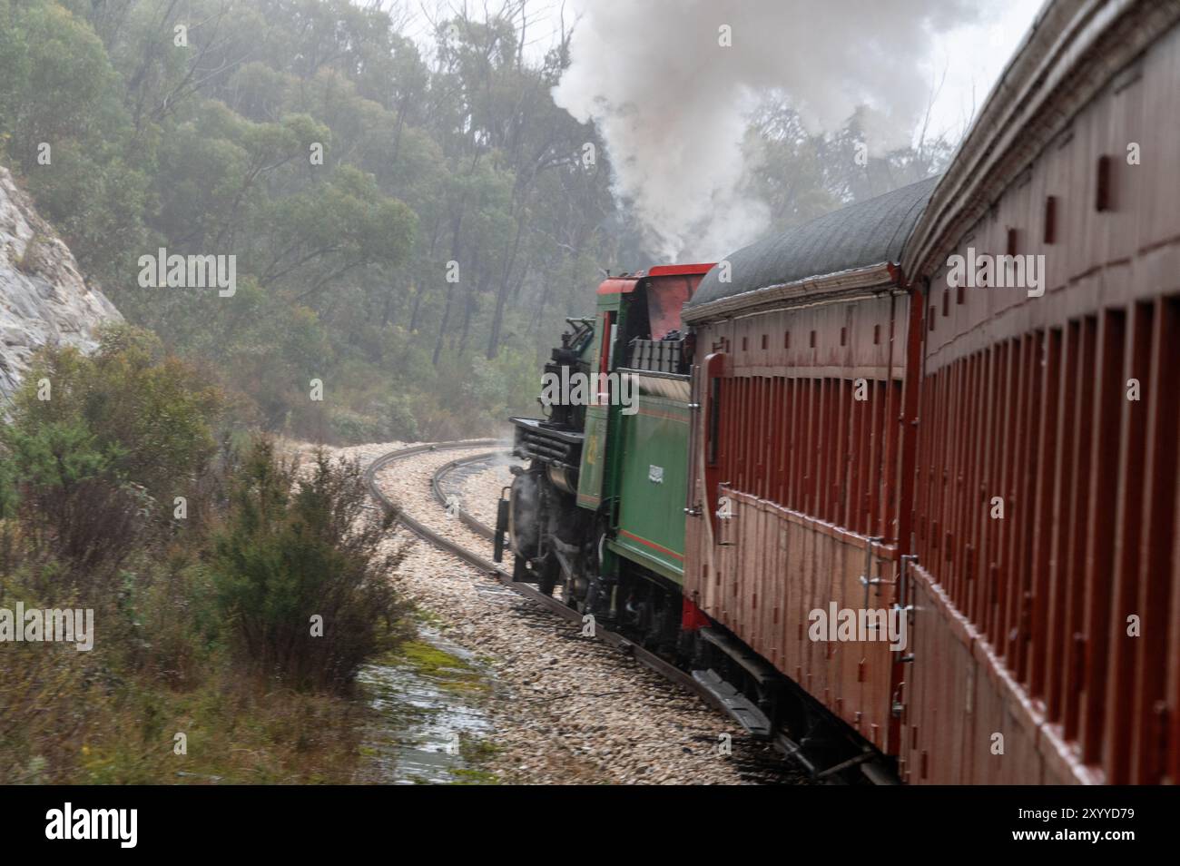 Une locomotive à vapeur no 218A classe C16 du chemin de fer Zig-zag, tirant des voitures anciennes de touristes pour le voyage de retour à Clarence près de Lithgow in Banque D'Images