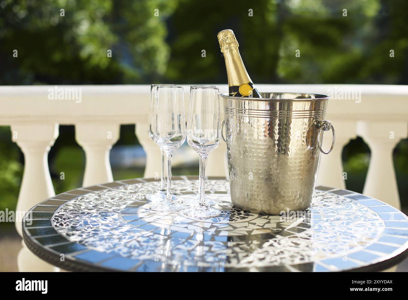 Bouteille de Champagne et quatre flûtes sur la table at outdoor celebration party Banque D'Images