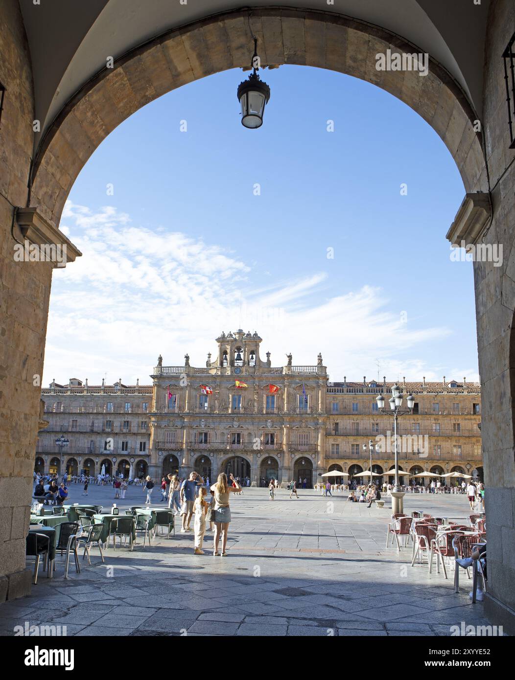 Plaza Mayor vue à travers une arcade, Salamanque, province de Salamanque, Castille-et-Léon, Espagne, Europe Banque D'Images