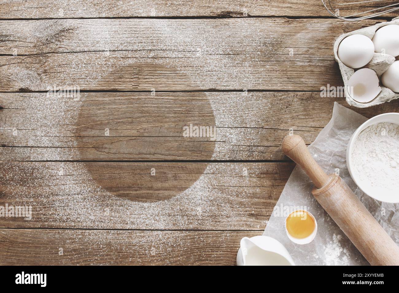 Ingrédients de cuisson, ustensiles de cuisine sur fond de bois ancien.Pâte à cuire, préparation du jaune d'œuf, farine, rollPIN, lait,papier parchemin, fouet, sa Banque D'Images