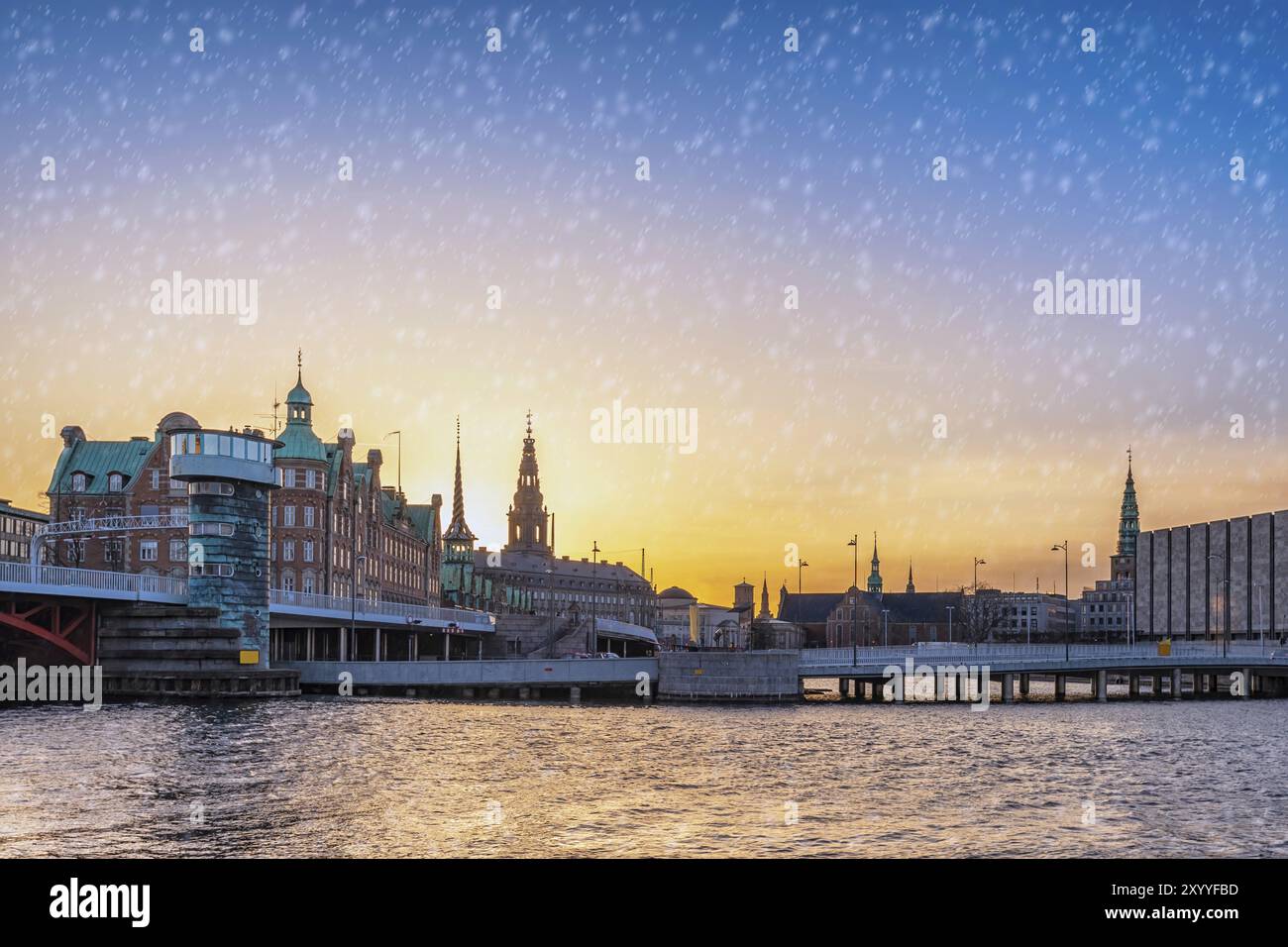 Copenhague Danemark, coucher de soleil sur les gratte-ciel de la ville au port avec de la neige d'hiver Banque D'Images