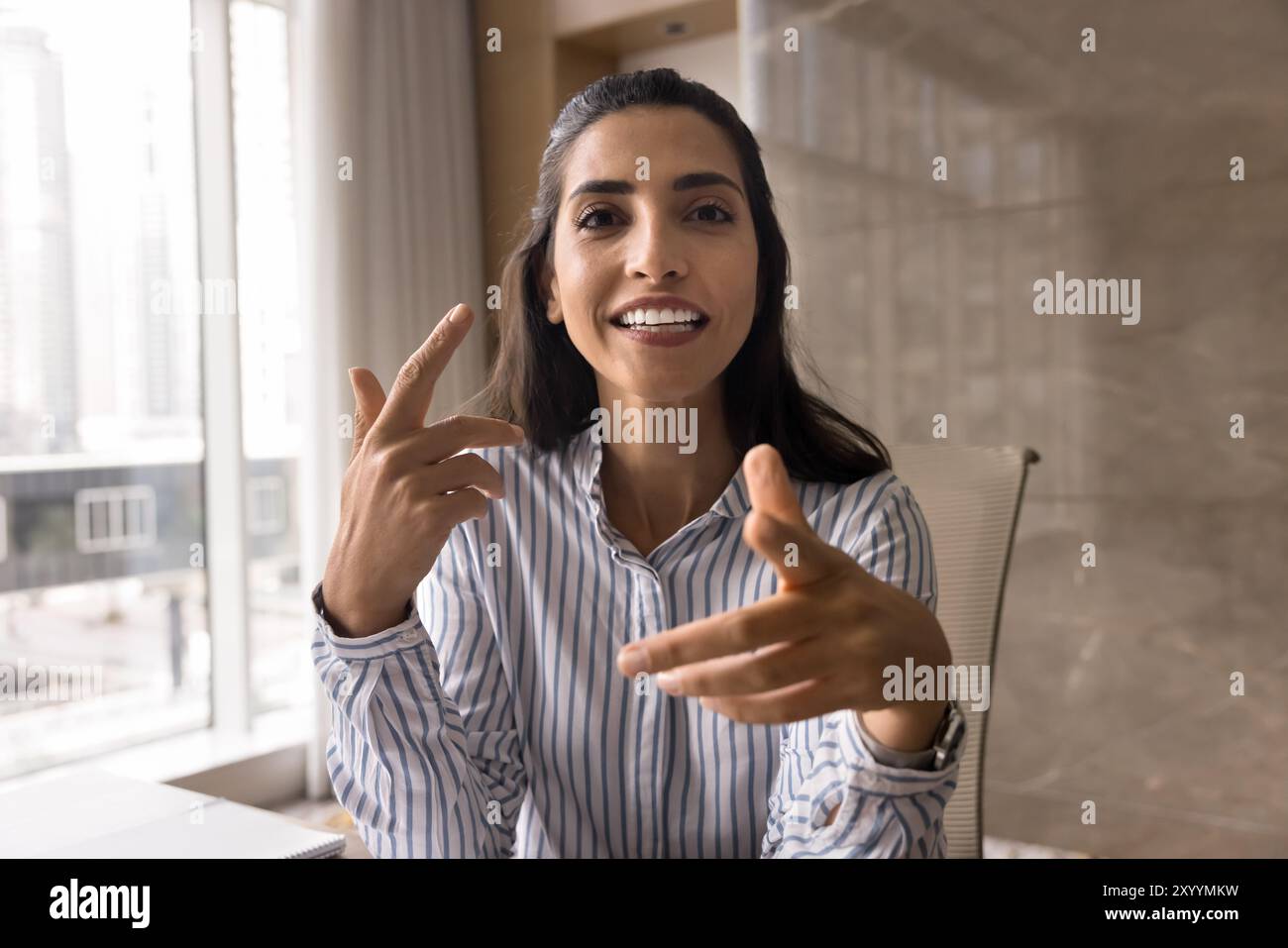Entraîneur d'affaires hispanique positif femme donnant une formation en ligne Banque D'Images