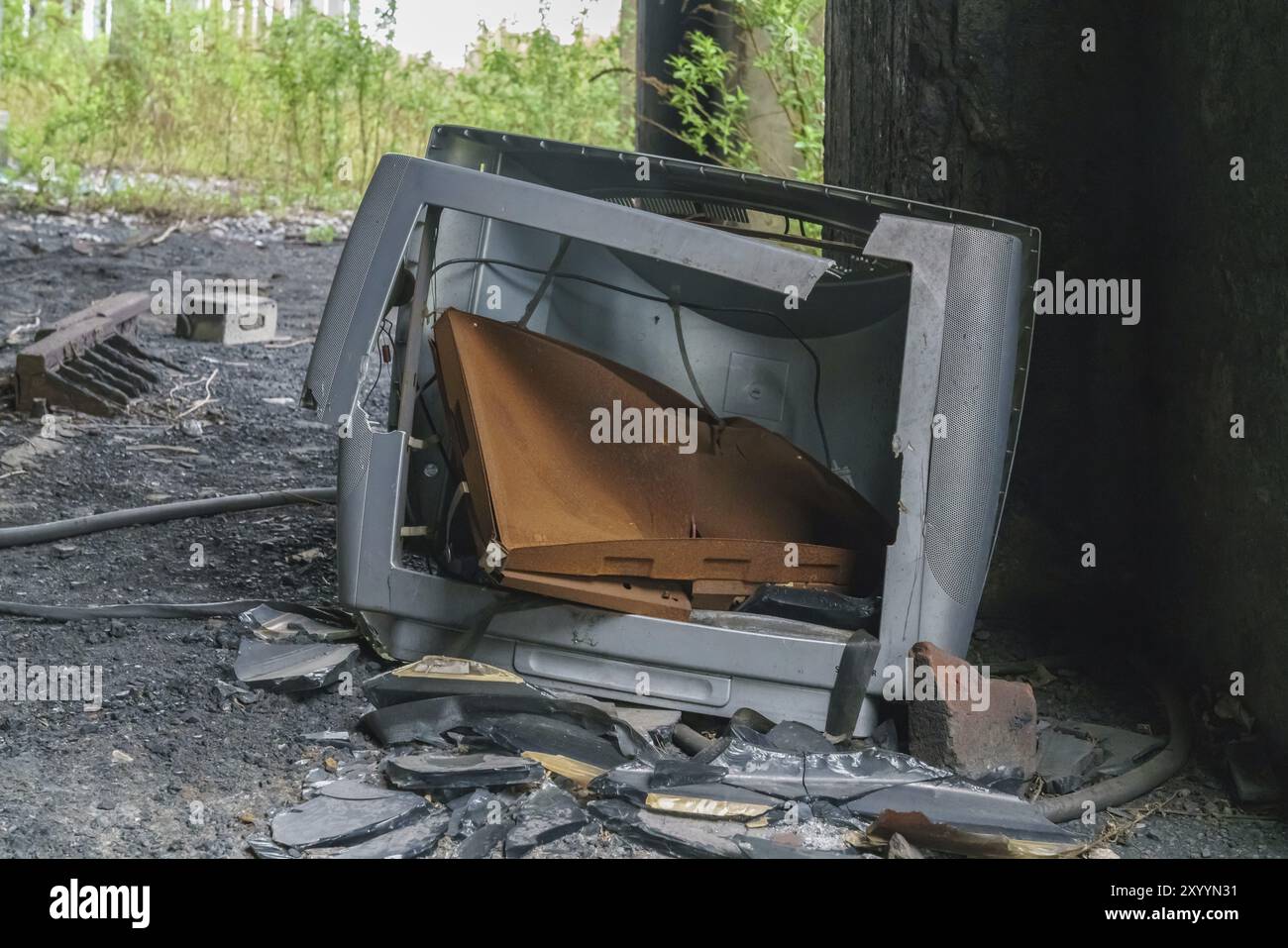 Un vieux tube cassé plat sur un sol d'usine Banque D'Images