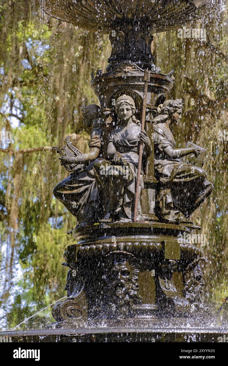 Vieille fontaine des Muses sur un jardin botanique à Rio de Janeiro Banque D'Images