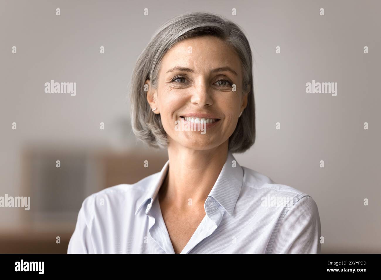 Portrait de belle femme mature souriante regardant la caméra Banque D'Images
