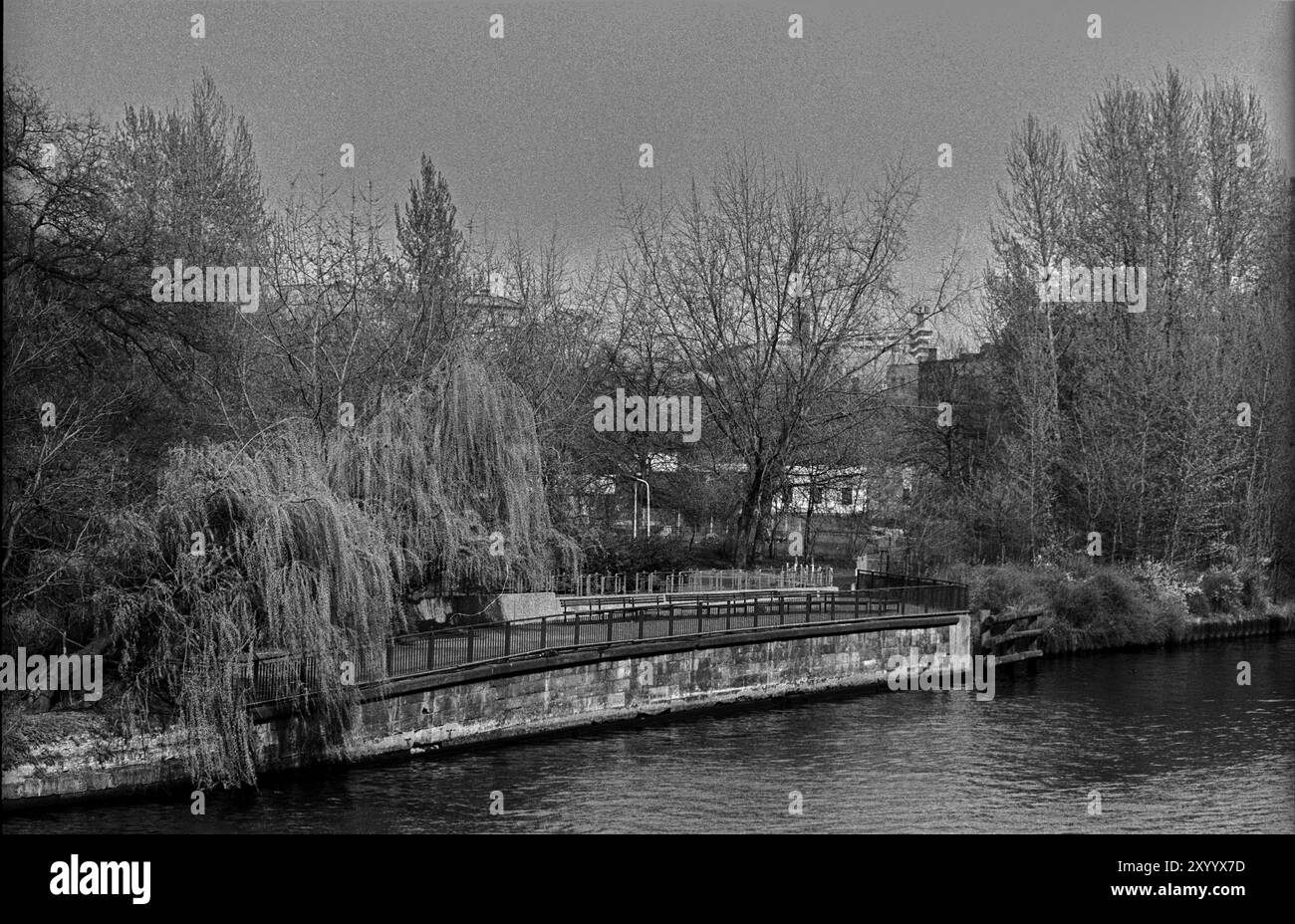 Allemagne, Berlin, 08.04.1991, vue de l'autre côté de la Spree à Monbijoupark, Europe Banque D'Images