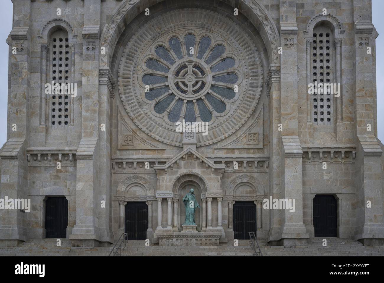 Sanctuaire de l'église Santa Luzia entrée impressionnante à l'aube à Viana do Castelo, Portugal, Europe Banque D'Images