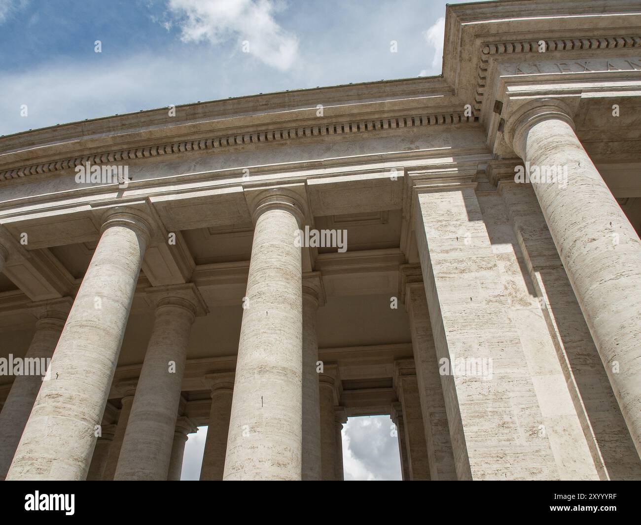 Impressionnante structure à colonnes de style classique avec une touche moderne sous un ciel nuageux au Vatican, Rome, Italie, Europe Banque D'Images