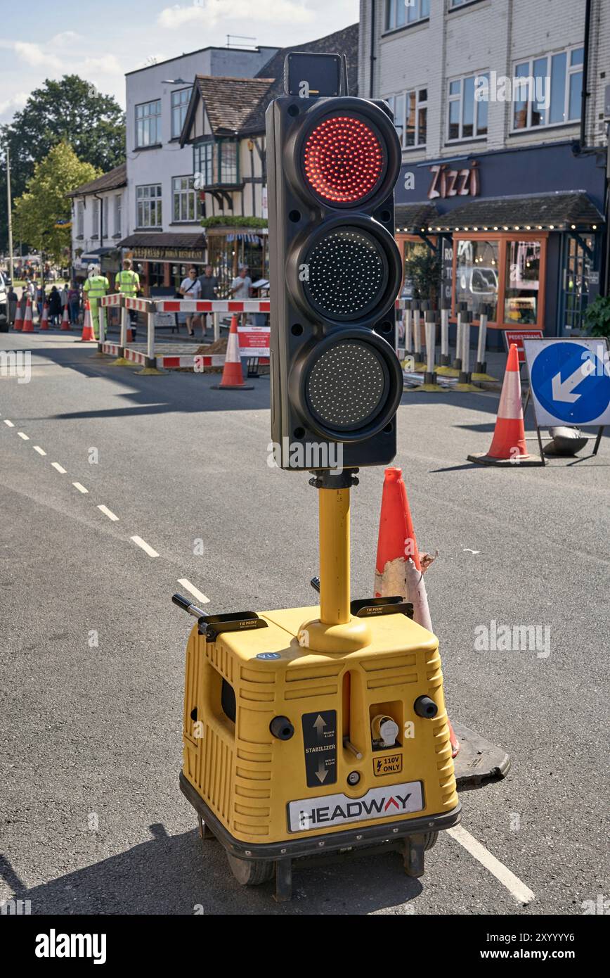 Feux de circulation mobiles temporaires érigés pendant le début des travaux routiers. Angleterre, Royaume-Uni Banque D'Images